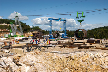 A parallel crane (green) was installed at the 42-MW Lesce hydroelectric project in Croatia, which due to its location in mountainous terrain was difficult to access.