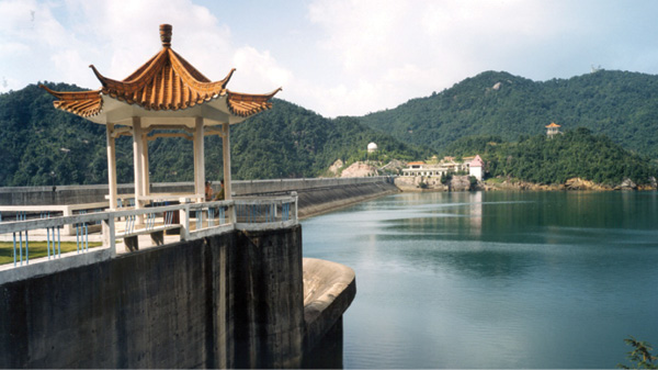 The 2,400-MW Guangzhou pumped storage station near Guangzhou, Guangdong province, 
China, consists of the Guangdong Upper and Guangdong Lower reservoirs and an underground powerhouse. The facility’s roller-compacted-concrete dam impounds Liuxihe River.